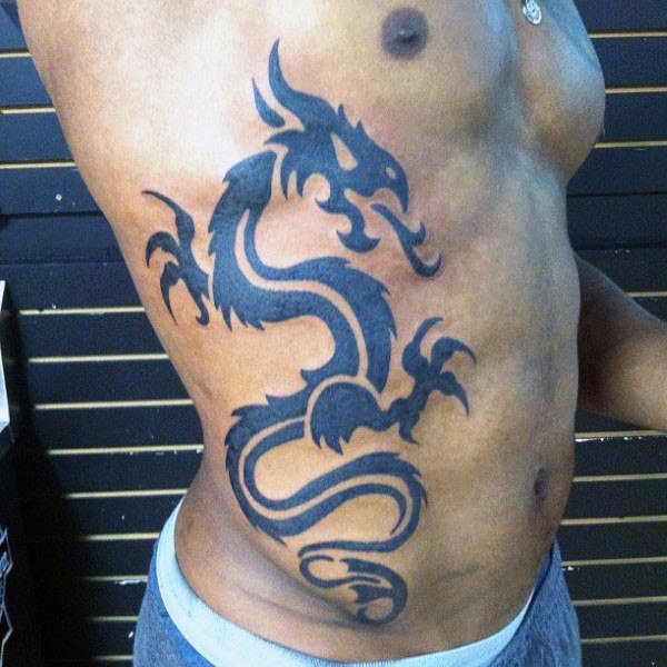 tatuaje tribal costillas para hombre 32