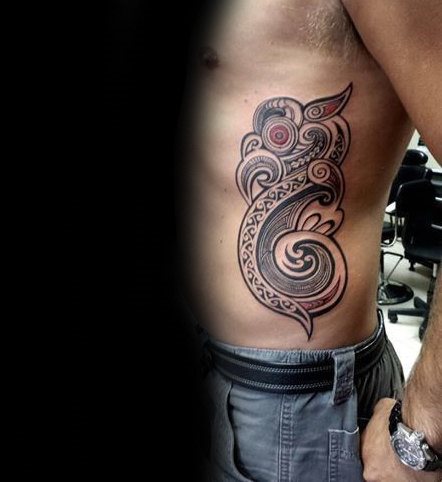 tatuaje tribal costillas para hombre 34