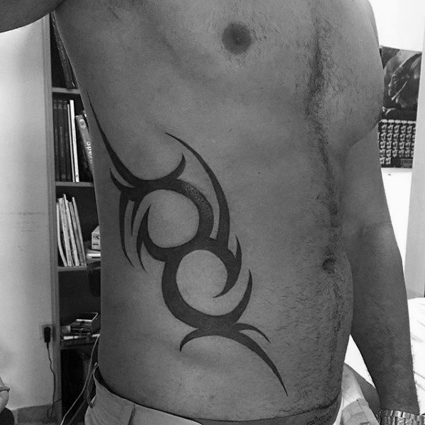 tatuaje tribal costillas para hombre 35