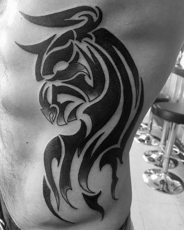 tatuaje tribal costillas para hombre 37
