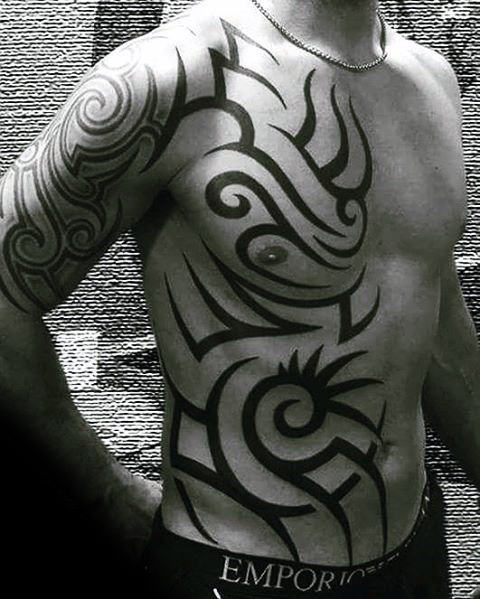 tatuaje tribal costillas para hombre 38