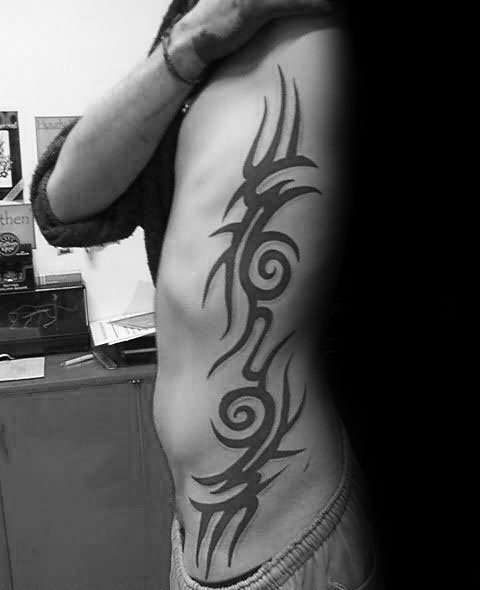 tatuaje tribal costillas para hombre 39