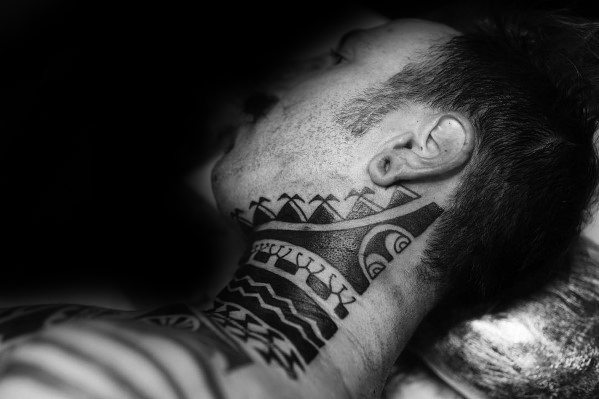 tatuaje tribal cuello para hombre 01