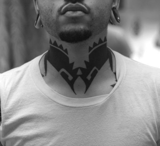 tatuaje tribal cuello para hombre 12