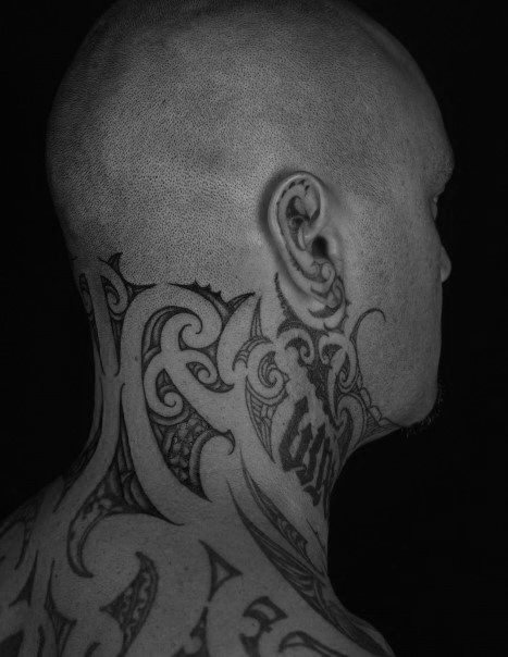 tatuaje tribal cuello para hombre 34