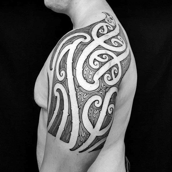 tatuaje tribal hombro para hombre 03