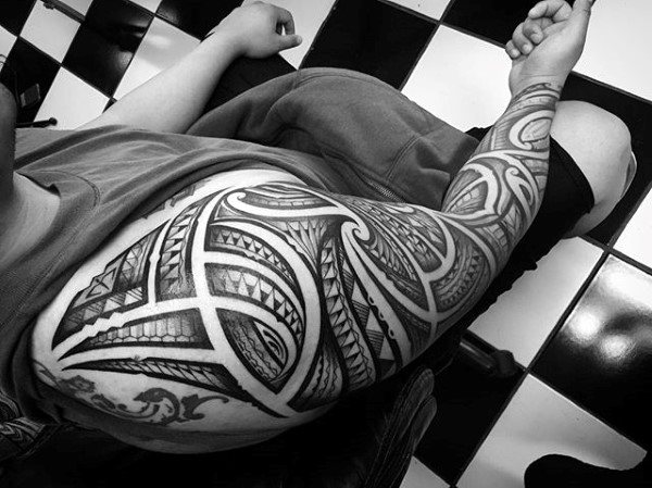 tatuaje tribal hombro para hombre 06