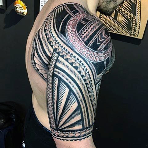 tatuaje tribal hombro para hombre 08