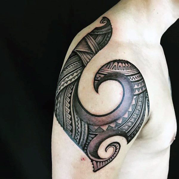 tatuaje tribal hombro para hombre 09
