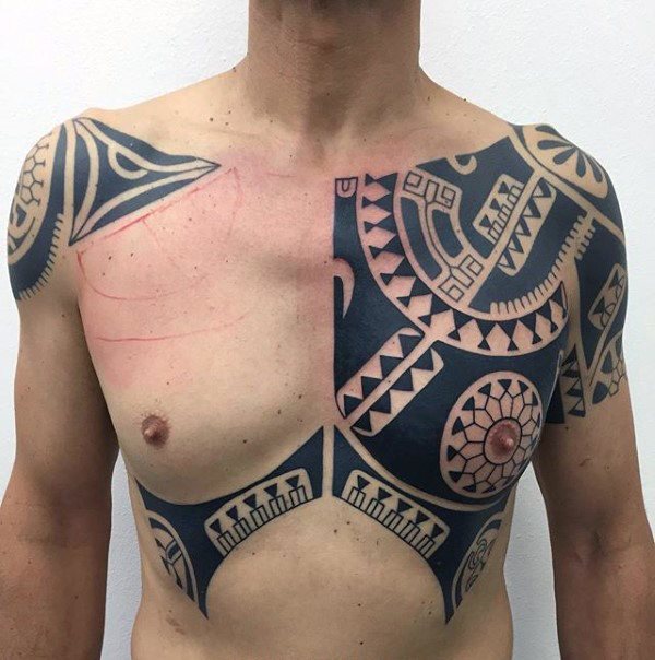 tatuaje tribal hombro para hombre 11