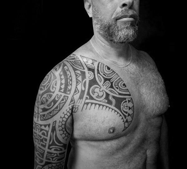 tatuaje tribal hombro para hombre 12