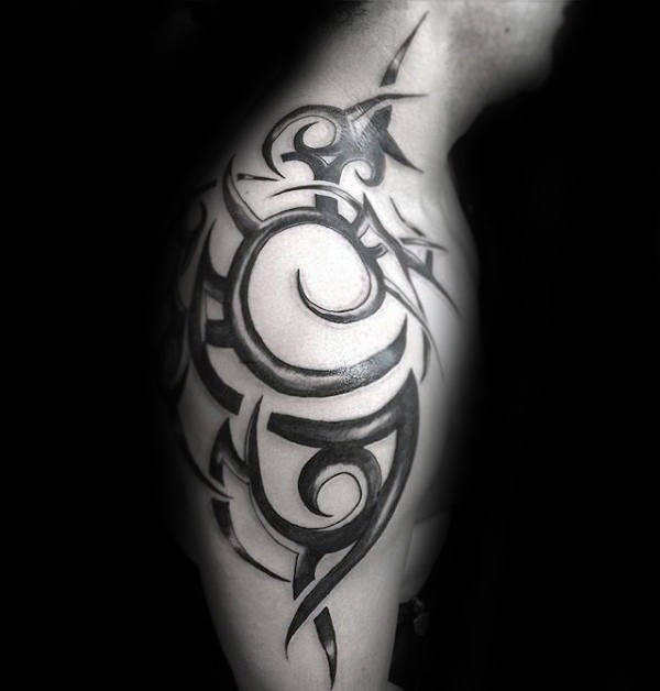 tatuaje tribal hombro para hombre 13