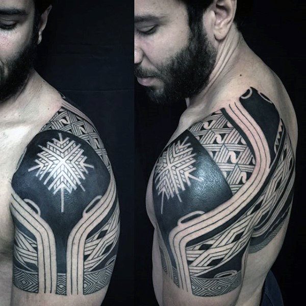 tatuaje tribal hombro para hombre 20