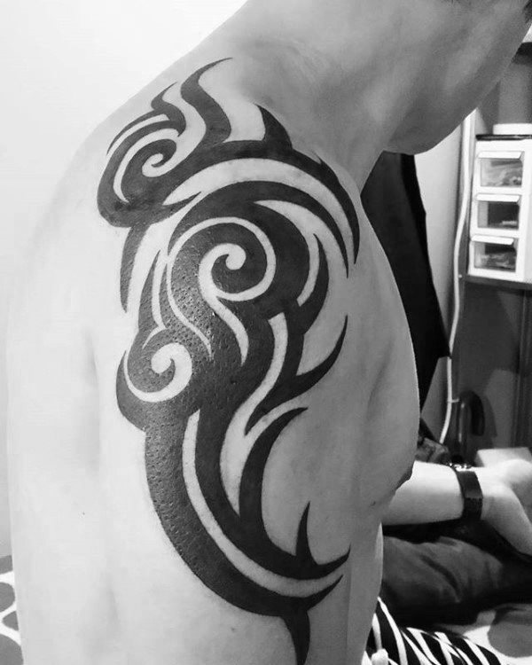 tatuaje tribal hombro para hombre 21