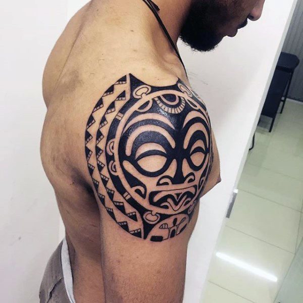 tatuaje tribal hombro para hombre 22