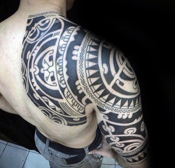 tatuaje tribal hombro para hombre 30