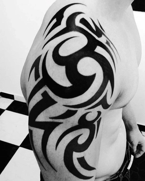 tatuaje tribal hombro para hombre 33