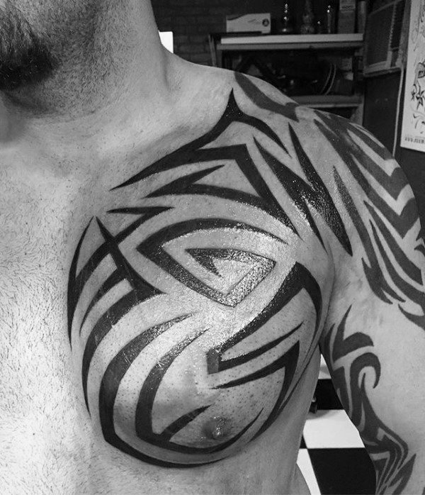 tatuaje tribal hombro para hombre 34