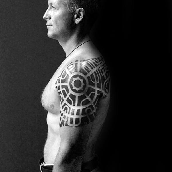 tatuaje tribal hombro para hombre 36