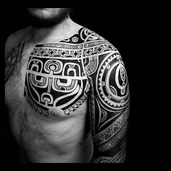 tatuaje tribal hombro para hombre 39
