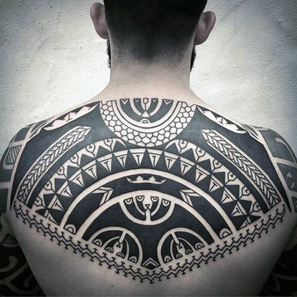 tatuaje tribal hombro para hombre 40