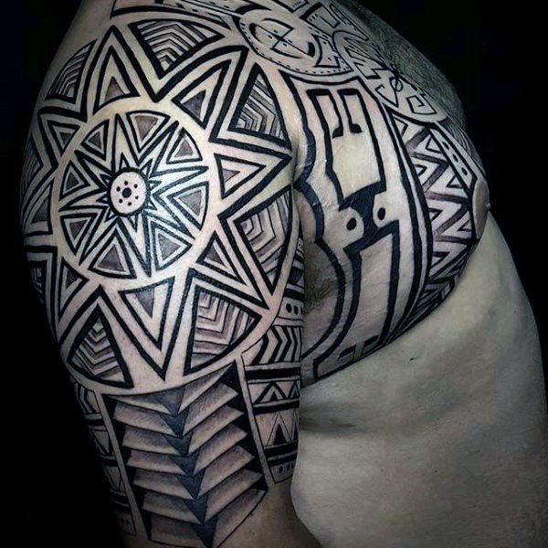 tatuaje tribal hombro para hombre 42