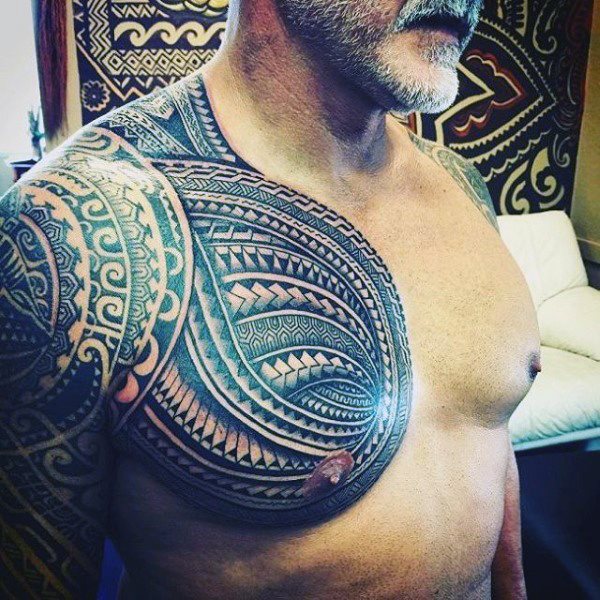 tatuaje tribal hombro para hombre 44