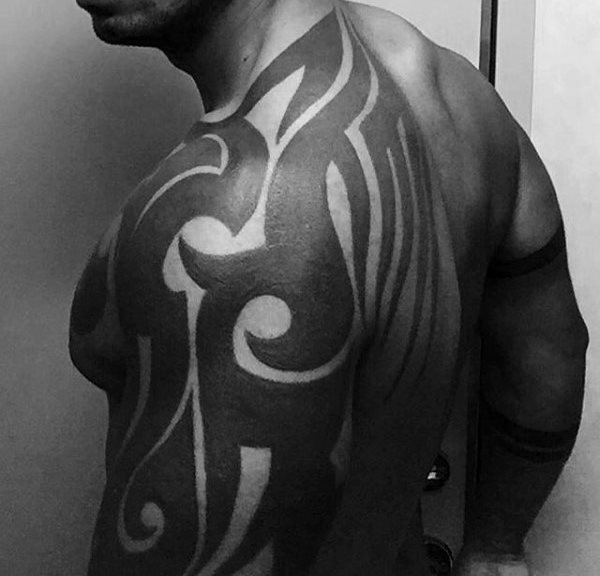 tatuaje tribal hombro para hombre 46