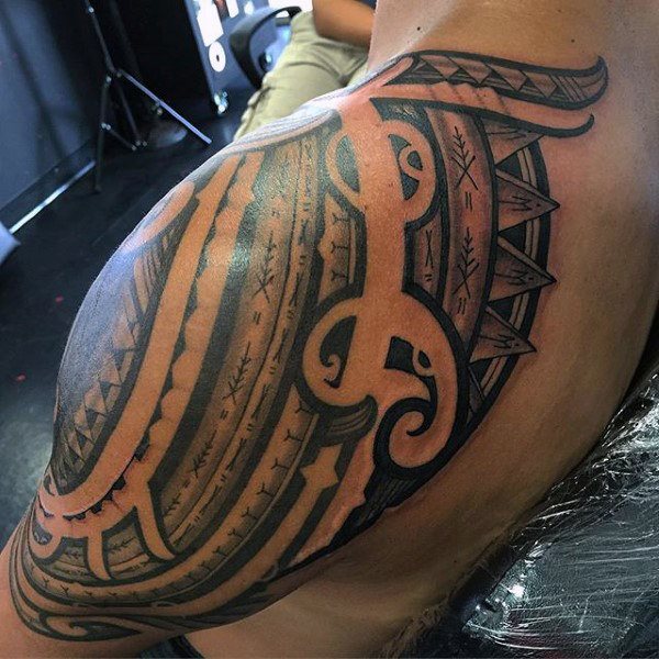 tatuaje tribal hombro para hombre 48