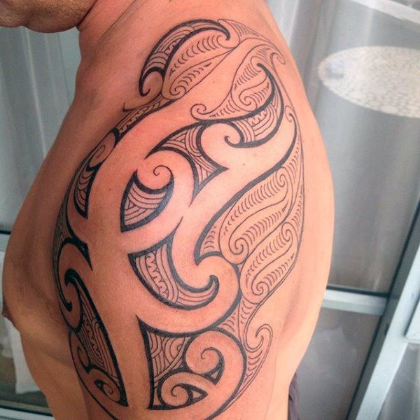 tatuaje tribal hombro para hombre 49