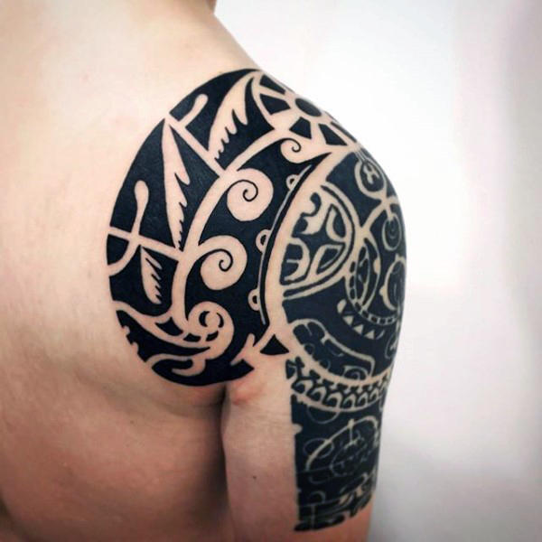 tatuaje tribal hombro para hombre 52