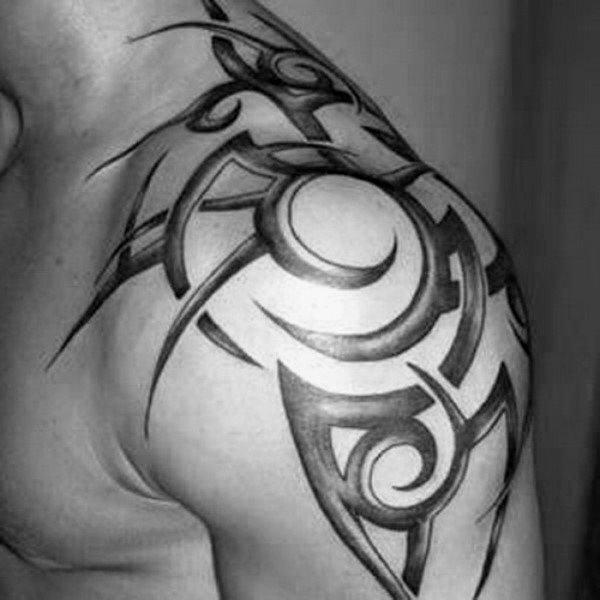tatuaje tribal hombro para hombre 54