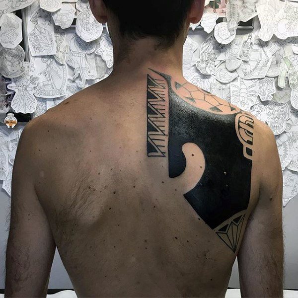 tatuaje tribal hombro para hombre 55