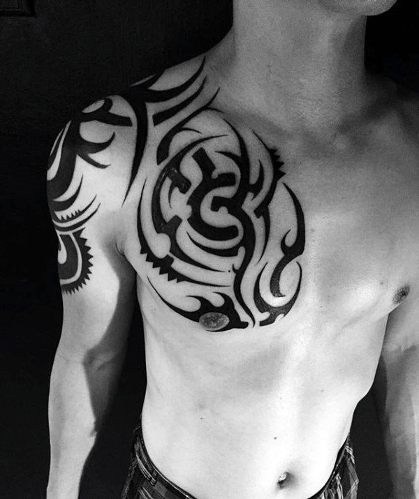 tatuaje tribal hombro para hombre 57