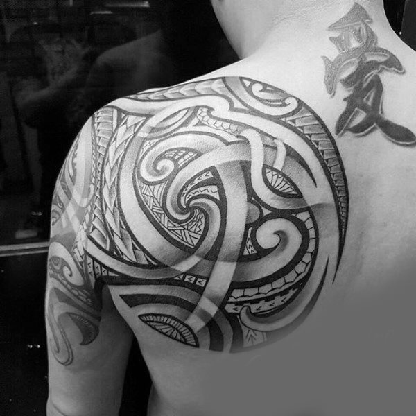 tatuaje tribal hombro para hombre 68