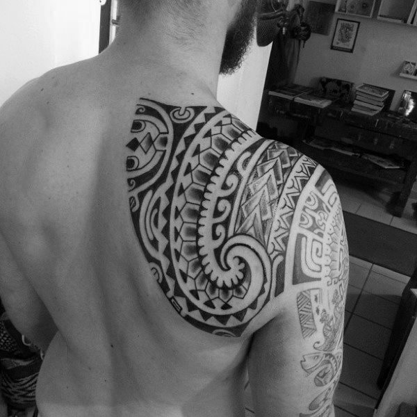tatuaje tribal hombro para hombre 69