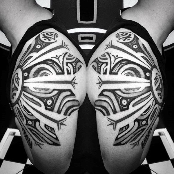 tatuaje tribal hombro para hombre 70