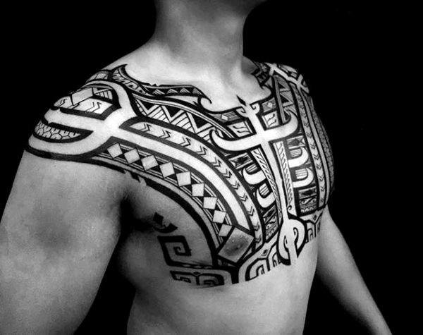 tatuaje tribal hombro para hombre 75