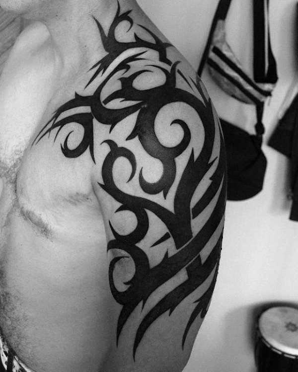 tatuaje tribal hombro para hombre 76