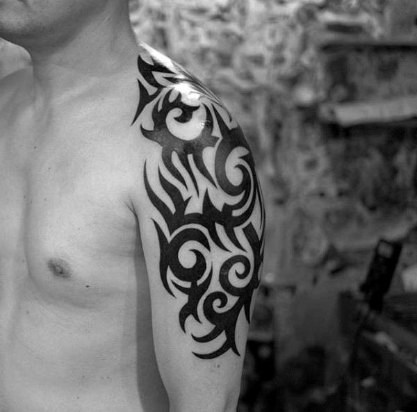 tatuaje tribal hombro para hombre 77