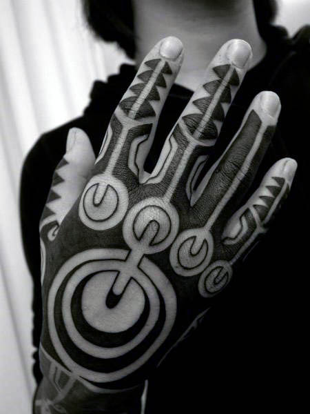 tatuaje tribal mano para hombre 02