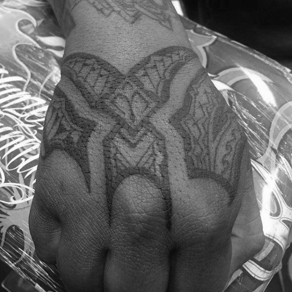 tatuaje tribal mano para hombre 03