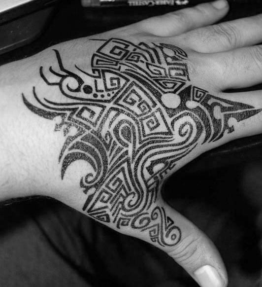 tatuaje tribal mano para hombre 04