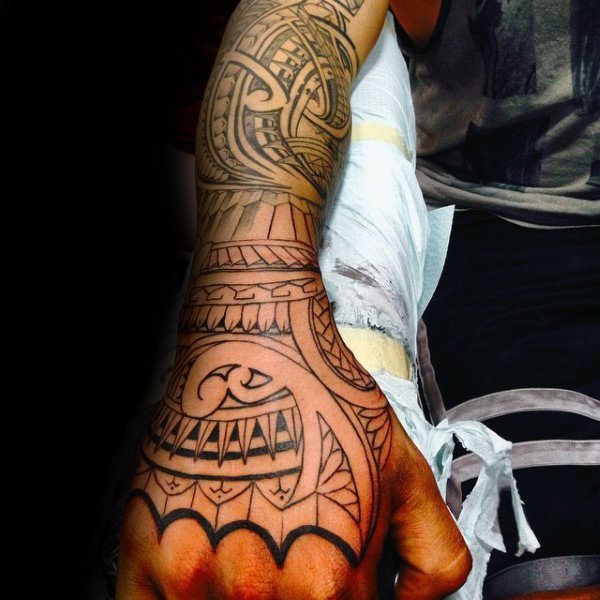 tatuaje tribal mano para hombre 05