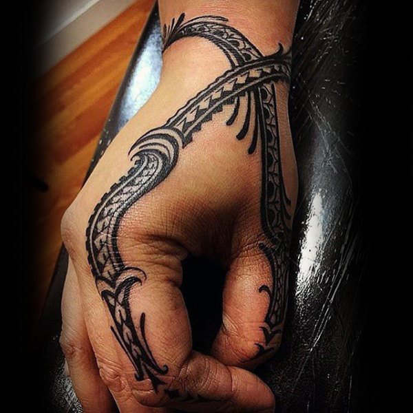 tatuaje tribal mano para hombre 06
