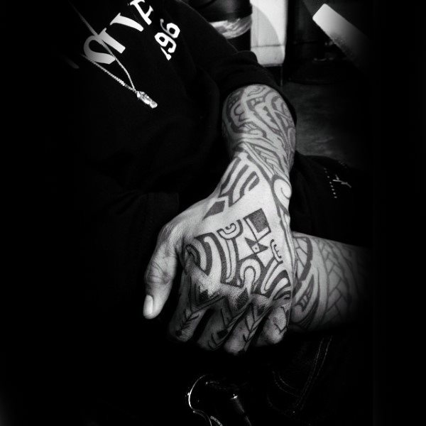 tatuaje tribal mano para hombre 07