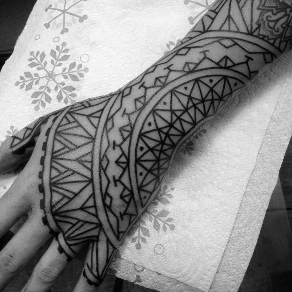 tatuaje tribal mano para hombre 08