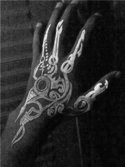 tatuaje tribal mano para hombre 09
