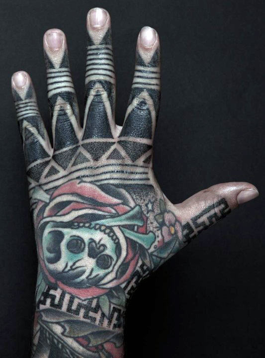 tatuaje tribal mano para hombre 10