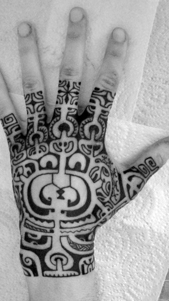 tatuaje tribal mano para hombre 11